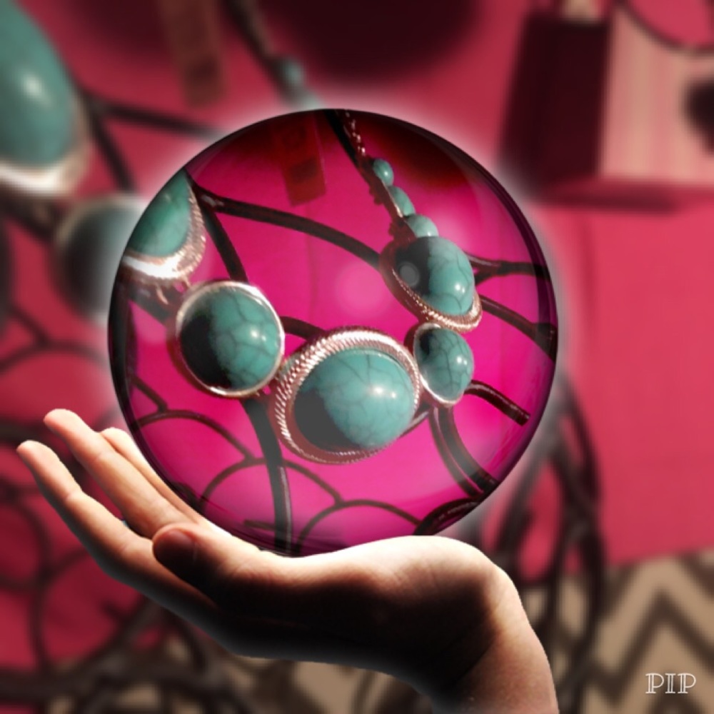 💙Set a fashion statement with this Crown Trifari